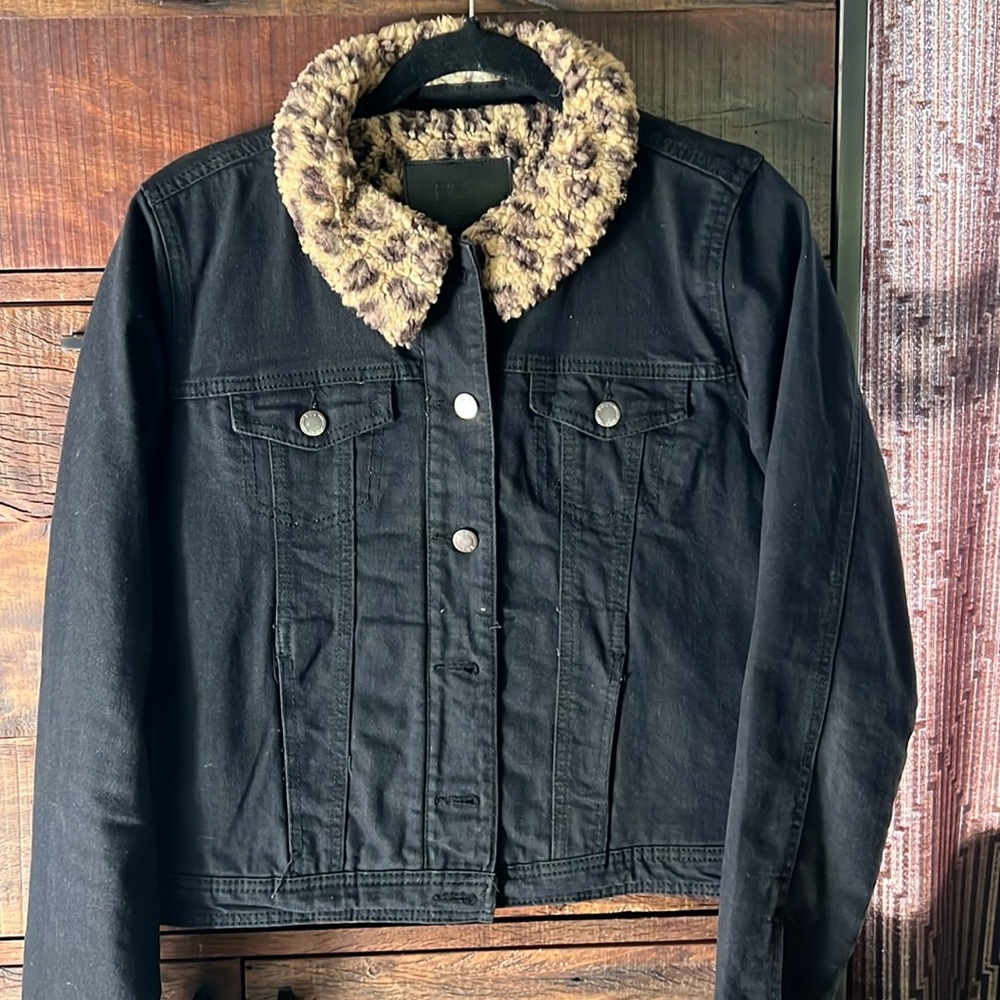 Cool black Jean jacket with leopard furry lining